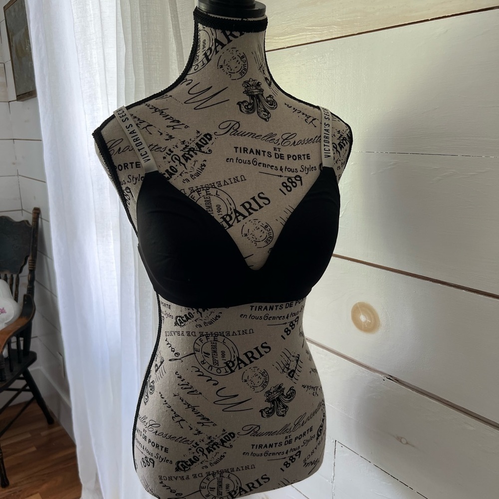 Victoria’s Secret Black Women's Tee-shirt Bra size 36C, EUC, adj. straps